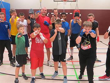 Wir wollen Dich! Durch schwere Zeiten gehen auch die Boxer des TSV Bad Kissingen, die nach dem Lockdown so schnell wie möglich wieder mit dem Training beginnen wollen und dann gerne den ein oder anderen Interessierten willkommen heißen würden. Als dieses Bild entstand, war das Training noch ohne Maske und Mindestabstand vom Bayerischen Amateurboxverband zugelassen. Foto: Edgar Feuchter