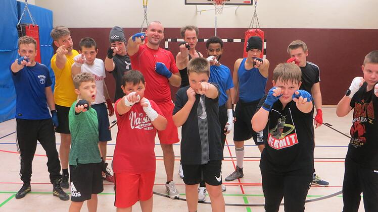 Wir wollen Dich! Durch schwere Zeiten gehen auch die Boxer des TSV Bad Kissingen, die nach dem Lockdown so schnell wie möglich wieder mit dem Training beginnen wollen und dann gerne den ein oder anderen Interessierten willkommen heißen würden. Als dieses Bild entstand, war das Training noch ohne Maske und Mindestabstand vom Bayerischen Amateurboxverband zugelassen. Foto: Edgar Feuchter
