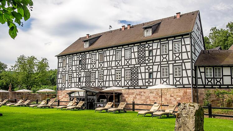 Idylle und Verwöhnung machen deinen Urlaub einzigartig - Im Neumühle Resort und Spa kannst du Kraft tanken in der romantischen Gartenanlage oder im luxuriösen Spa-Bereich das Wellness-Angebot genießen