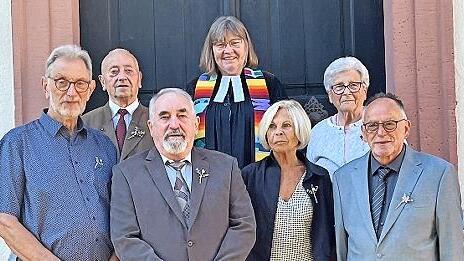 Diamantene Konfirmation feierten Folker Müller (von links), Christian Schmidt, Brigitte Schneider und Kurt Werner (vordere Reihe), Gnadenkonfirmand und -konfirmanndin waren Walter Nickolai und Johanna Ruppert geb. Schiffler mit Pfarrerin Barbara W...