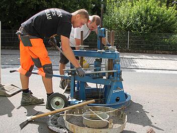 Mit dem Schachthebegerät werden die Kanaldeckel angehoben. Foto: Ulrike Müller