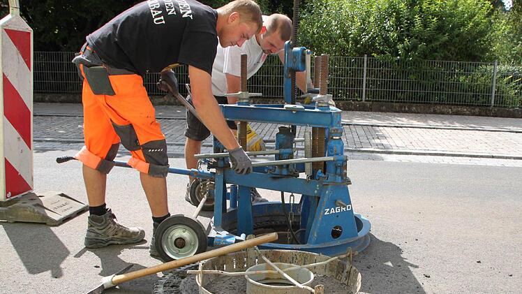 Mit dem Schachthebegerät werden die Kanaldeckel angehoben. Foto: Ulrike Müller