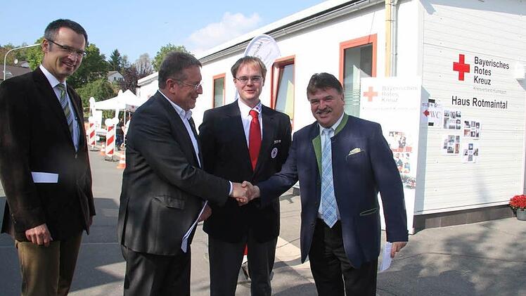 Endlich fertig: BRK-Geschäftsführer Jürgen Dippold freut sich mit dem Kulmbacher Oberbürgermeister Henry Schramm, mit dem BRK-Bereitschaftsleiter Daniel Gardill und mit dem BRK-Kreisvorsitzenden und Landrat Klaus Peter Söllner über das BRK-Haus. Foto: Sonja Adam