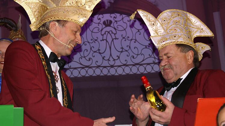 Übergabe des Präsidentenamts durch Vorstand Erhard Hippacher an Hans-Werner Müller (links)