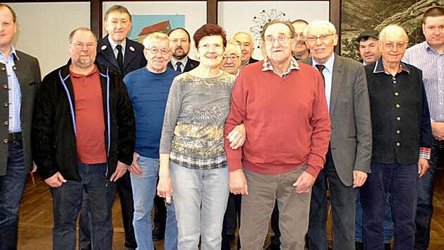 70. Geburtstag feierte der Windischenhaiger Wirt Erwin Hahn. Unser Bild zeigt (von links) Martin Sack, Reiner Hofmann, Werner St&uuml;binger, Alfred Preu&szlig;inger, Volker Hilpert, Ehefrau Rosalinde, Helmut Zapf, Nachbar Heinrich Angermann, Jubilar Erwin Hahn, Arthur Pietsch, Horst Zahr, Gerhard Friedmann, Stammgast Peter Scholz und Marco Zeilner.  Foto: J&uuml;rgen Valentin