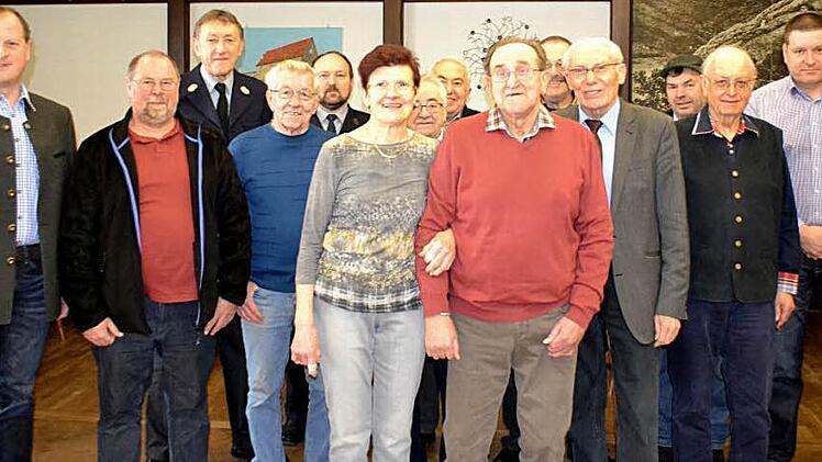 70. Geburtstag feierte der Windischenhaiger Wirt Erwin Hahn. Unser Bild zeigt (von links) Martin Sack, Reiner Hofmann, Werner Stübinger, Alfred Preußinger, Volker Hilpert, Ehefrau Rosalinde, Helmut Zapf, Nachbar Heinrich Angermann, Jubilar Erwin Hahn, Arthur Pietsch, Horst Zahr, Gerhard Friedmann, Stammgast Peter Scholz und Marco Zeilner.  Foto: Jürgen Valentin