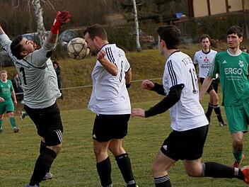 Die Szene, aus der sich das vierte Zeller Tor entwickelt: Beinahe hätte Marco Häfner (Zweiter von links) auch diesen Treffer noch mit dem Kopf erzielt. Gästetorwart Peter Hock (links) lenkt den Ball jedoch noch etwas ab, aber Steffen Fella (Dritter von links) drückt ihn dann über die Torlinie. Der Kirchlauter Steffen Hämmerlein (rechts) hat das Nachsehen.