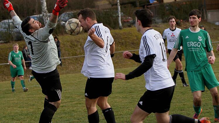 Die Szene, aus der sich das vierte Zeller Tor entwickelt: Beinahe hätte Marco Häfner (Zweiter von links) auch diesen Treffer noch mit dem Kopf erzielt. Gästetorwart Peter Hock (links) lenkt den Ball jedoch noch etwas ab, aber Steffen Fella (Dritter von links) drückt ihn dann über die Torlinie. Der Kirchlauter Steffen Hämmerlein (rechts) hat das Nachsehen.