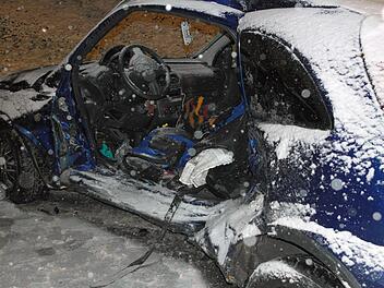 Eine 18-jährige Autofahrerin aus dem Raum Stadtsteinach geriet gegen 16 Uhr bei Kauerndorf auf die Gegenfahrbahn. Dort stieß ihr Opel mit einem entgegenkommenden Audi  zusammen. Die junge Frau wurde so schwer verletzt, dass sie am Abend verstarb.Peter Müller