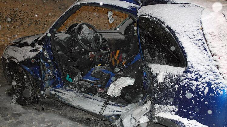 Eine 18-jährige Autofahrerin aus dem Raum Stadtsteinach geriet gegen 16 Uhr bei Kauerndorf auf die Gegenfahrbahn. Dort stieß ihr Opel mit einem entgegenkommenden Audi  zusammen. Die junge Frau wurde so schwer verletzt, dass sie am Abend verstarb.Peter Müller