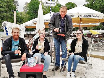 Wenige Minuten vor dem Gästeansturm: Seniorchef Manfred Greubel serviert seinen Mitarbeiterinnen (von rechts) Laura Catalano und Regina Stary sowie Juniorchef Johannes Griebel ein paar Erfrischungsgetränke Sigismund von Dobschütz
