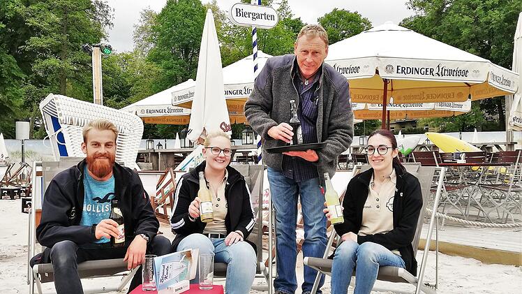 Wenige Minuten vor dem Gästeansturm: Seniorchef Manfred Greubel serviert seinen Mitarbeiterinnen (von rechts) Laura Catalano und Regina Stary sowie Juniorchef Johannes Griebel ein paar Erfrischungsgetränke Sigismund von Dobschütz