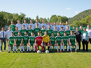 Mit dieser Mannschaft geht der SV Friesen in die Landesliga-Saison 2019/20: (Hintere Reihe von links) Dominik Zwosta, Jan Welscher, Christoph Hilpert, Jonathan Fischer, Andre Münch, David Fischer, Patrick Peter, Fabian Müller, Adrian Staufer, Lukas Raupach. (Mittlere Reihe von links): Erster Vorsitzender Alexander Graf, Schatzmeister Bernd Assion, Kevin Roger, Michael Söllner, Maximilian Sesselmann, Jonathan Müller, Maximilian Graf, Marcell Münch, Alexander Kunz, Dennis Nguyen, Johannes Emric...