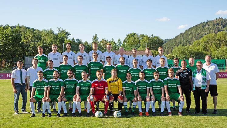 Mit dieser Mannschaft geht der SV Friesen in die Landesliga-Saison 2019/20: (Hintere Reihe von links) Dominik Zwosta, Jan Welscher, Christoph Hilpert, Jonathan Fischer, Andre Münch, David Fischer, Patrick Peter, Fabian Müller, Adrian Staufer, Lukas Raupach. (Mittlere Reihe von links): Erster Vorsitzender Alexander Graf, Schatzmeister Bernd Assion, Kevin Roger, Michael Söllner, Maximilian Sesselmann, Jonathan Müller, Maximilian Graf, Marcell Münch, Alexander Kunz, Dennis Nguyen, Johannes Emric...