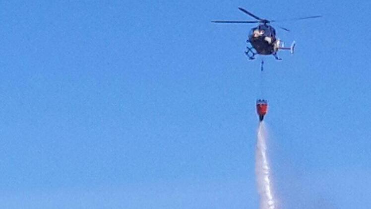 Punktgenau wird das Löschwasser vom Hubschrauber an einer eigens für die Übung markierten Stelle abgelassen. Präzision war hier oberstes Gebot.   Foto: Rolf Pralle