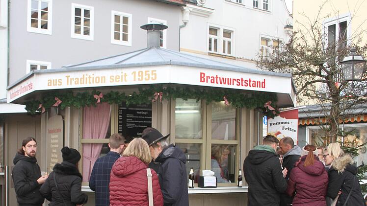 Schnell noch eine Bratwurst. Die Gans gibt es bei den meisten erst am 25. Dezember. Foto: Sonny Adam