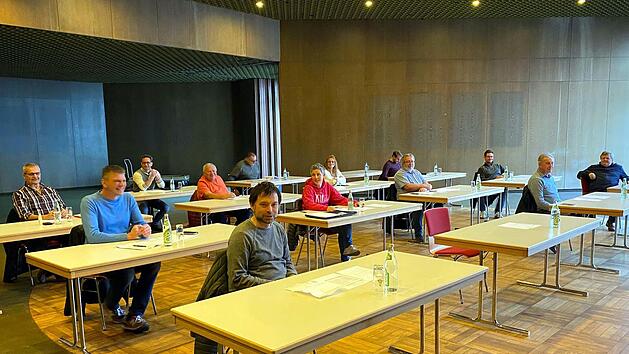 Ein ungew&ouml;hnliches Bild vom Stadtrat in Wallenfels. Dringende Beschl&uuml;sse machten eine Sitzung notwendig, wobei im Kulturzentrum der Abstand gewahrt wurde. Michael Wunder