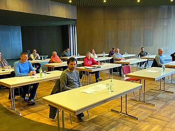 Ein ungewöhnliches Bild vom Stadtrat in Wallenfels. Dringende Beschlüsse machten eine Sitzung notwendig, wobei im Kulturzentrum der Abstand gewahrt wurde. Michael Wunder