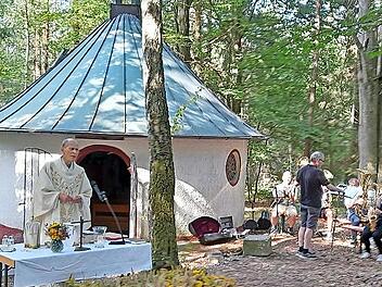 An der Waldkapelle im Lauberts hat Pfarrer Hans Thurn an Maria Himmelfahrt eine Festmesse gehalten.