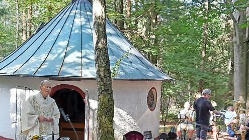 An der Waldkapelle im Lauberts hat Pfarrer Hans Thurn an Maria Himmelfahrt eine Festmesse gehalten.