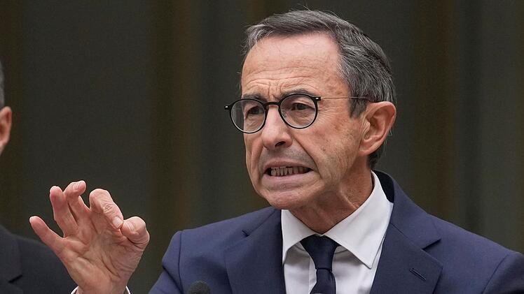 Zurückgetretener Premier soll in Paris Weg aus Krise finden