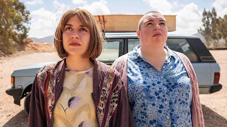 Anna (Emma Rotsaert, links) ist todkrank. Ihr letzter Wunsch besteht darin, gemeinsam mit ihrer Schwester Kat (Marjan De Schutter) in dem Auto ihrer Eltern von Belgien nach Spanien zu fahren.