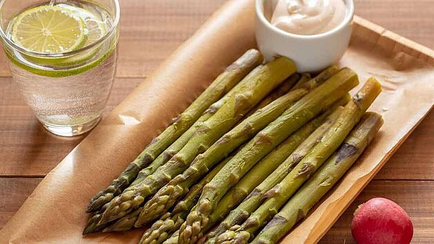 Gruener-Spargel-mit-Creme.jpeg.jpg