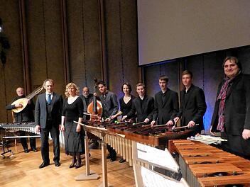 Die jungen Musiker der Gruppe Kisspercussiva mit ihrem Lehrer Thomas Friedrich (rechts), den Gästen Brigitte Ascherl und Michael Albert (Gesang -links vorne), Bill Buchanan (links) und Thomas Ahnert (links hinten) nach dem Konzert zum Auftakt der ‚Osterklänge ‘  Foto: Gerhild Ahnert