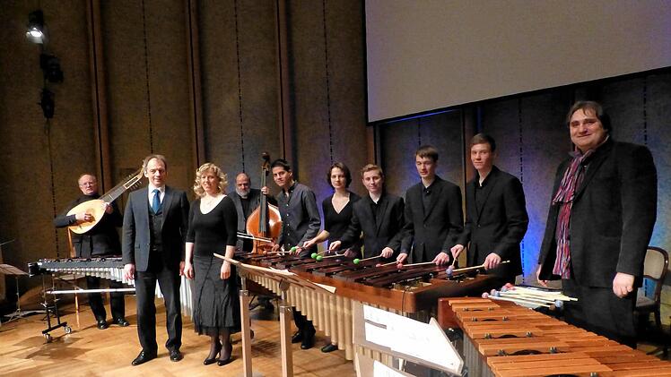 Die jungen Musiker der Gruppe Kisspercussiva mit ihrem Lehrer Thomas Friedrich (rechts), den Gästen Brigitte Ascherl und Michael Albert (Gesang -links vorne), Bill Buchanan (links) und Thomas Ahnert (links hinten) nach dem Konzert zum Auftakt der ‚Osterklänge ‘  Foto: Gerhild Ahnert