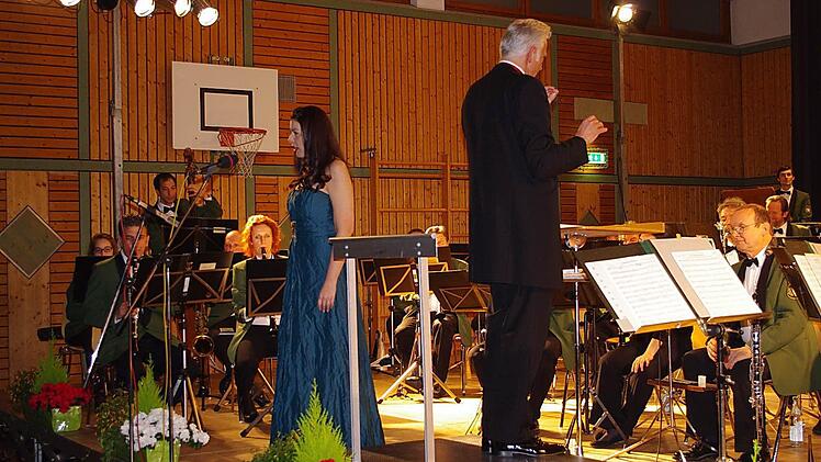 Das Polizeiorchester Bayern und seine Sängerin Kerstin Eder gratulierten dem Kreisauswahlorchester Kronach musikalisch zum Geburtstag.