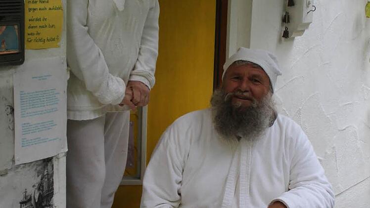 Gerhard L., der Guru von Lonnerstadt, und seine Lebensgefährtin sehen der Zukunft gelassen entgegen. Foto: Peter Groscurth