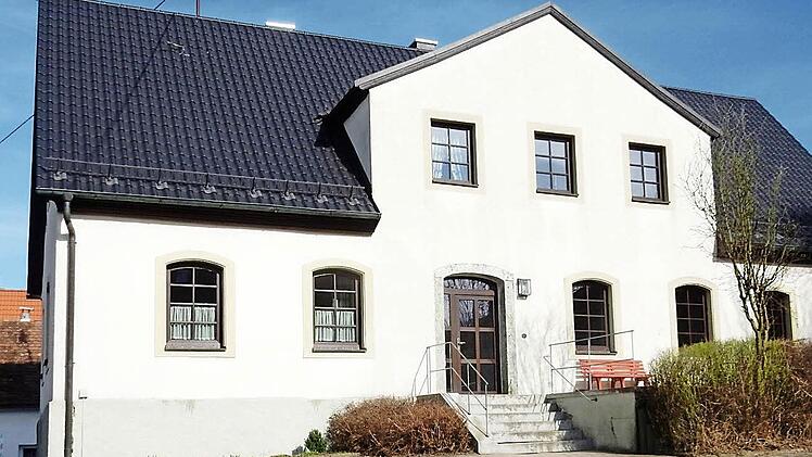 Das erste Haus (u.) ist heute ein Gemeindehaus Foto: Löwisch