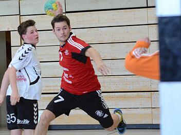 Gregor Hübner (rotes Trikot) und seine Teamkameraden lieferten gegen das Tabellenschlusslicht aus Amberg eine desolate Leistung ab , ließen grundlegende Tugenden vermissen. Foto: herzopress