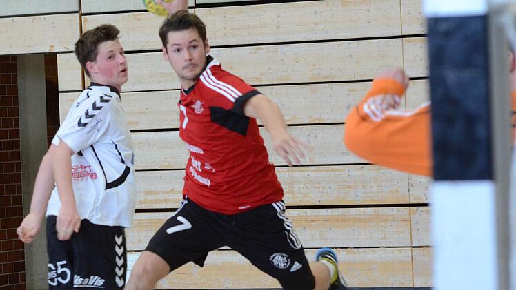 Gregor Hübner (rotes Trikot) und seine Teamkameraden lieferten gegen das Tabellenschlusslicht aus Amberg eine desolate Leistung ab , ließen grundlegende Tugenden vermissen. Foto: herzopress