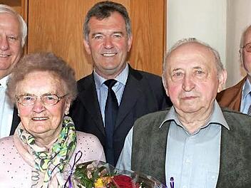 Margareta und Richard Hahn (vorn) mit ihren Gratulanten: Stellvertretender Landrat Johann Pfister, Bürgermeister Hans Beck und Seniorenbeauftragter Georg Breuer (von links)  Foto: Evi Seeger