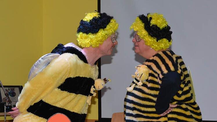 Willi und Biene Maja wissen, wie es im Eheleben der Bienen zugeht: Roland und Petra Bötsch traten beim Windheimer Kappenabend auf. Foto: Björn Hein
