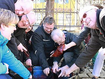 Abschied von der Faschingszeit: In kaltem Wasser wuschen die Fosänachter gestern auf dem Marktplatz ihre Geldbeutel. Foto: Sabine Memmel