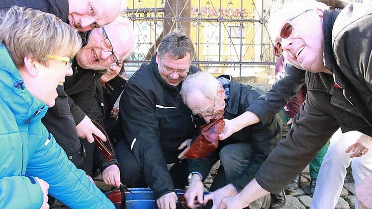 Abschied von der Faschingszeit: In kaltem Wasser wuschen die Fosänachter gestern auf dem Marktplatz ihre Geldbeutel. Foto: Sabine Memmel