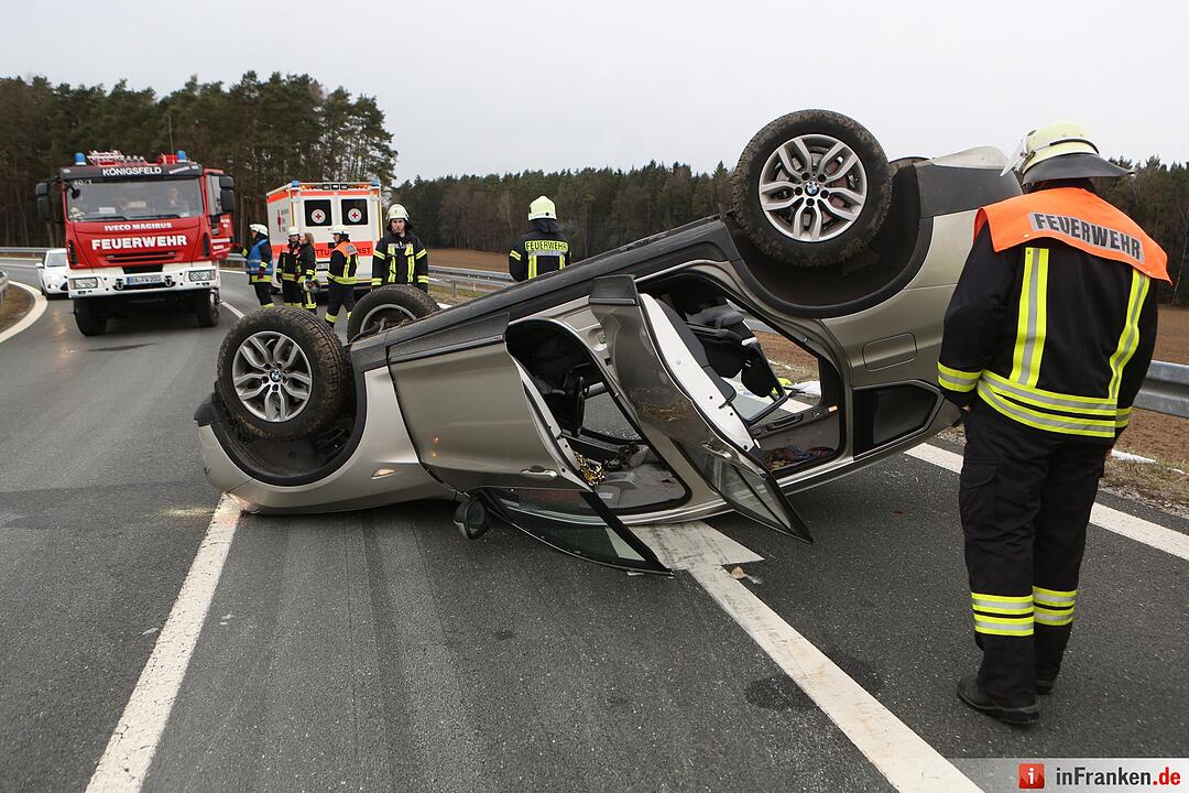 Spektakulaerer Abflag von BMW in Autobahnausfahrt