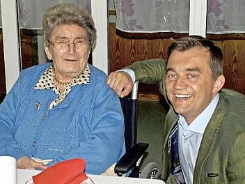 Man merkt, wie sich Kunigunde Stumpf, die "Schweign-Gunda" freut, als ihr Bürgermeister Jens Korn zum 85. Geburtstag die Glückwünsche der Stadt Wallenfels überbringt. Foto: Susanne Deuerling