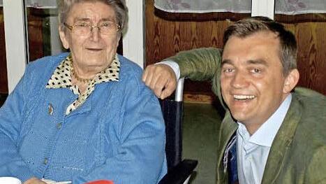 Man merkt, wie sich Kunigunde Stumpf, die "Schweign-Gunda" freut, als ihr Bürgermeister Jens Korn zum 85. Geburtstag die Glückwünsche der Stadt Wallenfels überbringt. Foto: Susanne Deuerling