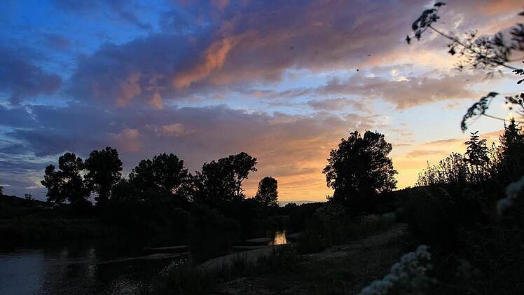 Die inFrankenPix-Nutzerin Sabrinak hat uns dieses Bild vom Sonnenuntergang aus Hirschaid geschickt. Am Wochenende werden über Franken wohl wieder etliche Wolken zu sehen sein. (Foto: http://www.infranken.de/infrankenpix/)