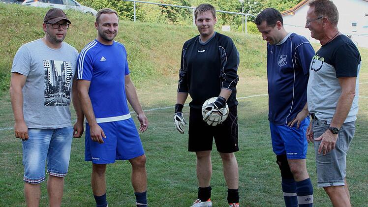 Der neue Lußberger Trainer Rainer Frank (links) schwört seine Routiniers auf dieses wichtige Spiel ein, weiter von links Matthias Fischer, Kapitän Michael Hümmer, Stopper Johannes Schug und Spielleiter Hans-Jürgen Schnitzer.