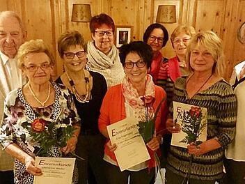 Karin Frank (r.) und ihre Stellvertreterinnen sowie Ewald Münch ehrten treue Mitglieder. Foto: Eigenfeld