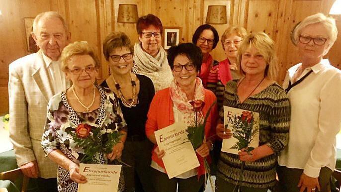Karin Frank (r.) und ihre Stellvertreterinnen sowie Ewald Münch ehrten treue Mitglieder. Foto: Eigenfeld