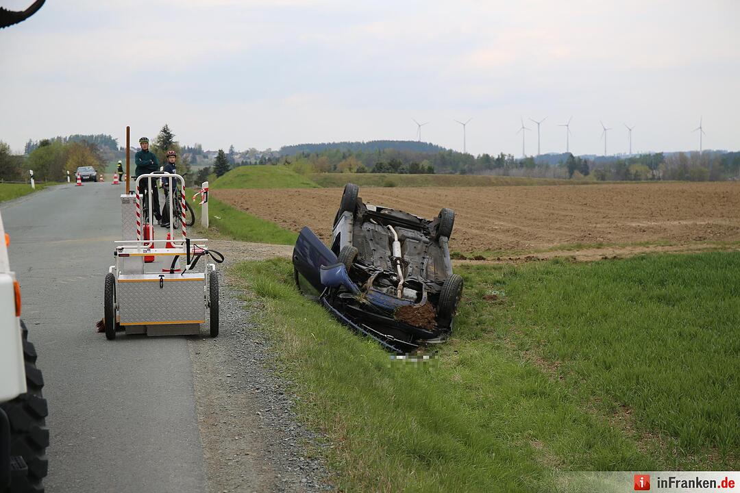 Kreis Hof: Auto überschlägt sich mehrfach und bleibt auf dem Dach liegen