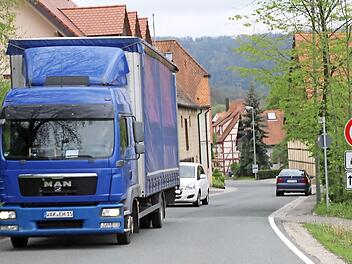 Für Lastwagen gilt in Kunreuth Tempo 30 - das hat den Schwerlastverkehr etwas beruhigt. Foto: Franz Galster