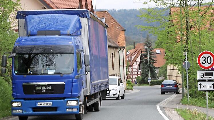 Für Lastwagen gilt in Kunreuth Tempo 30 - das hat den Schwerlastverkehr etwas beruhigt. Foto: Franz Galster
