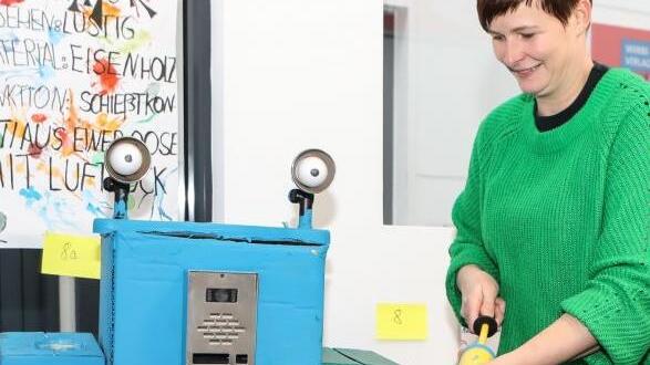 Kooooonfetttti! Jurorin Natalie Schalk hat den Dreh mit der Luftpumpe raus. "Xator" und "Killer" (rechts) sind die wunderbaren Roboter der Fünftklässler der Mittelschule Burkardroth. Foto: Barbara Herbst