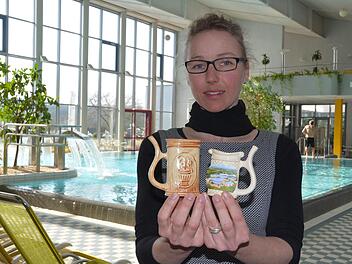Stine Michel zeigt, wie die Krüglein aussehen könnten, aus denen bald Kurgäste in Bad Rodach das heilsame Thermalwasser auch trinken können.Rainer Lutz